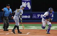 　２回、スクイズを外される伊原（撮影・金田祐二）