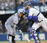 　２回、スクイズを試みるも空振りする伊原（撮影・田中太一）