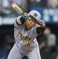 　２回、スクイズを試みるも空振りする伊原（撮影・田中太一）