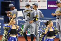 　４回の守備を終えた熊谷を迎える近本（撮影・金田祐二）