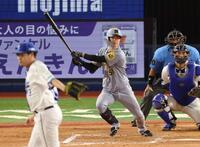 　８回、中前打を放つ中野（撮影・金田祐二）