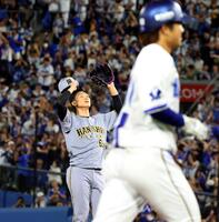 　６回、知野（手前）に２ランを許す湯浅（撮影・田中太一）