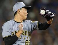 　６回、宮崎の打球を好捕する湯浅（撮影・田中太一）