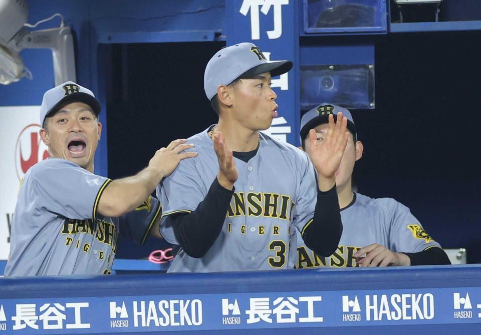 　プロ初先発初勝利を坂本（左）に祝福される早川（撮影・西岡正）