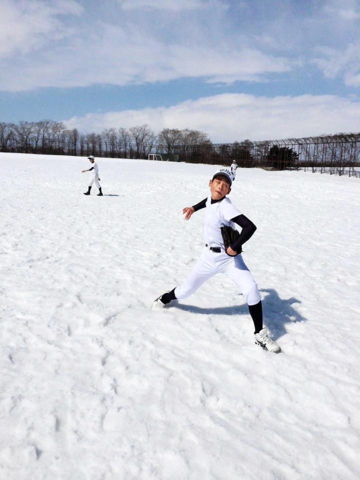 　中学生時に雪の中で冬の練習を行う早川（本人提供）
