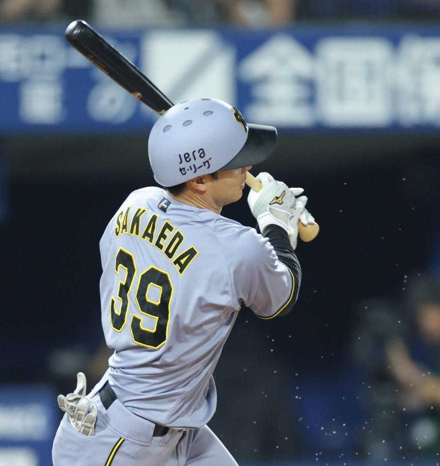 　７回、三塁ゴロで凡退する栄枝（撮影・西岡正）