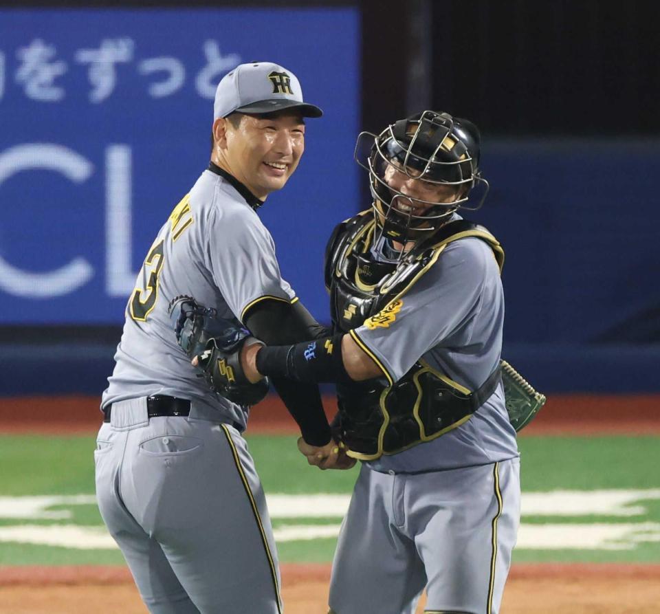 　最後を締めた梅野（右）と笑顔の岩崎（撮影・金田祐二）