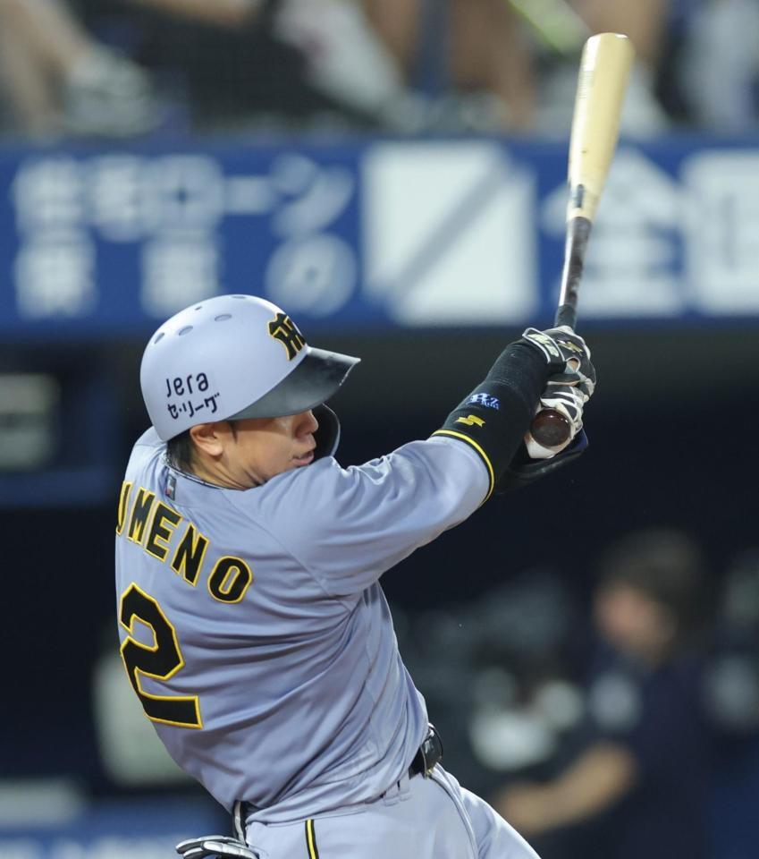 ４回阪神２死一塁、右前打を放つ阪神・梅野隆太郎＝横浜スタジアム（撮影・西岡正）