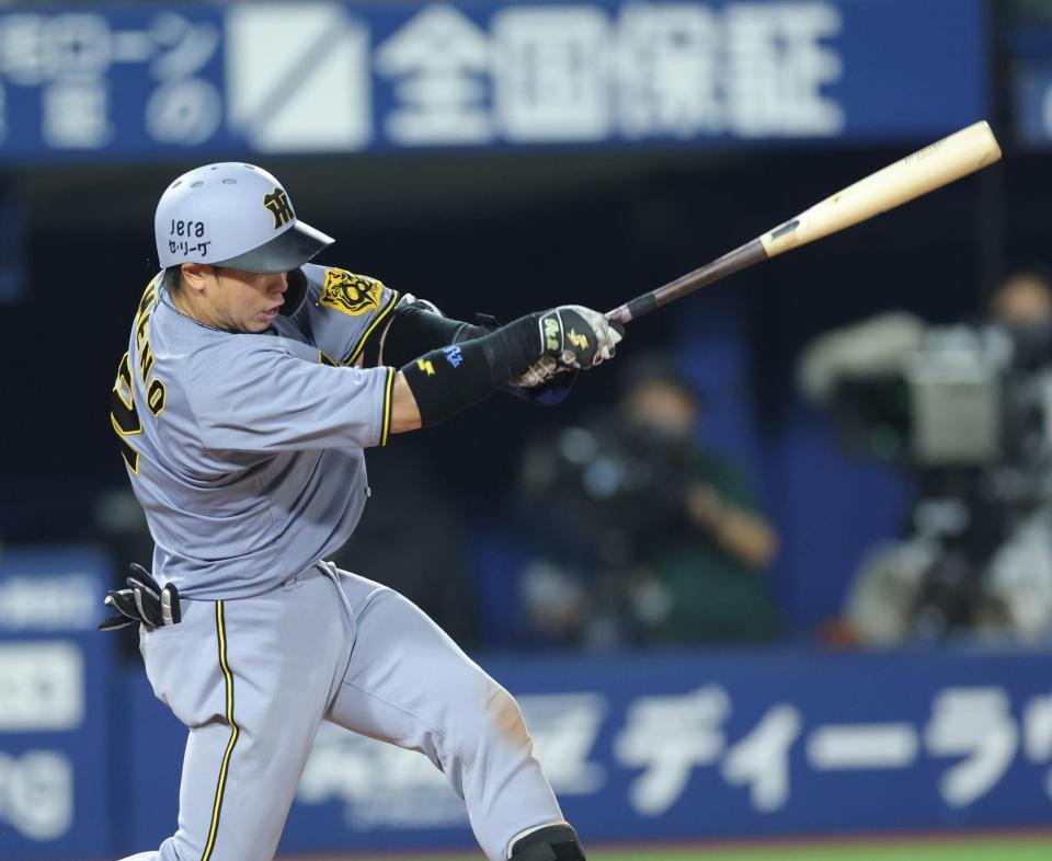 ９回、三塁へ内野安打を放つ梅野（撮影・西岡正）