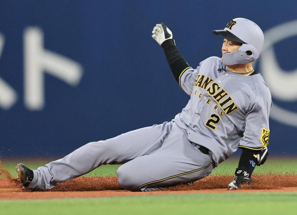 ３回、二塁打を放つ梅野（撮影・田中太一）