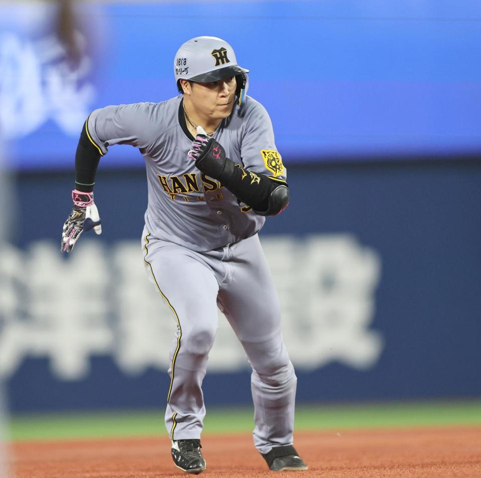 ４回、適時打を放ち、三塁へ走る阪神・大山悠輔＝横浜スタジアム（撮影・田中太一）