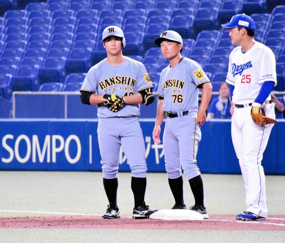 　４回、中前打を放った井坪（左）