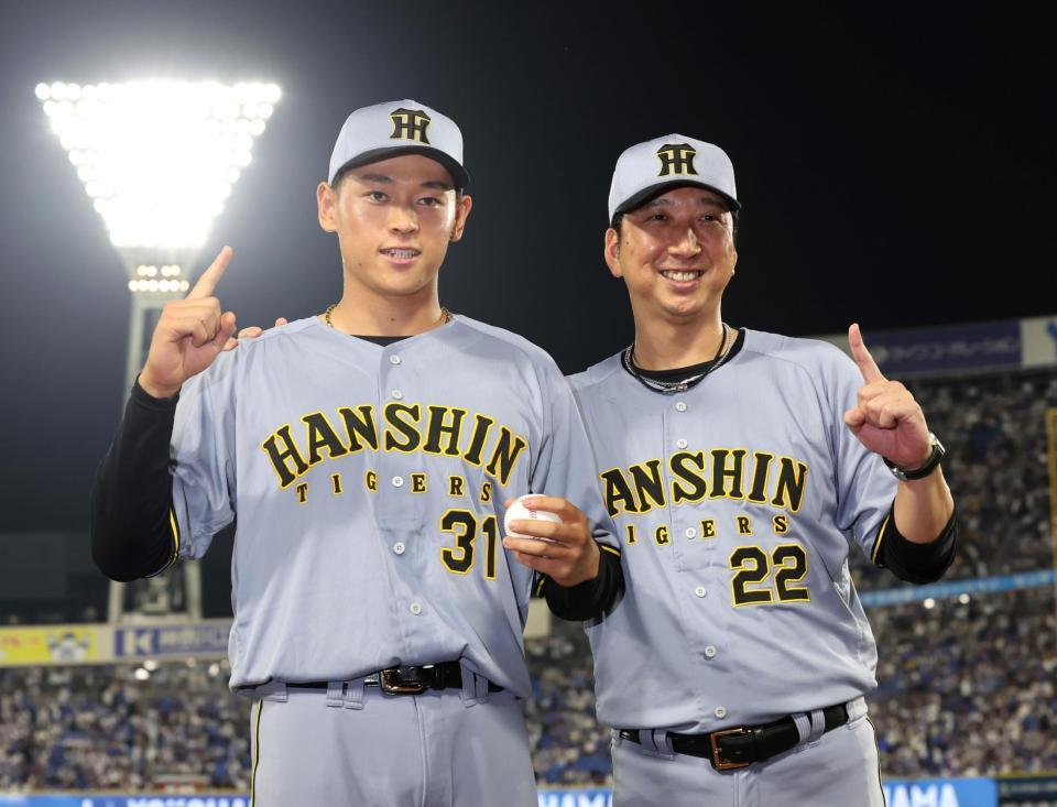 　プロ初先発初勝利を飾った早川（左）は藤川監督とポーズを決める（撮影・田中太一）