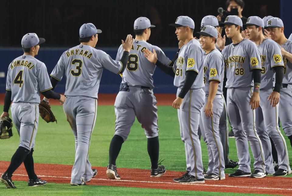 ナインを迎える早川（撮影・金田祐二）