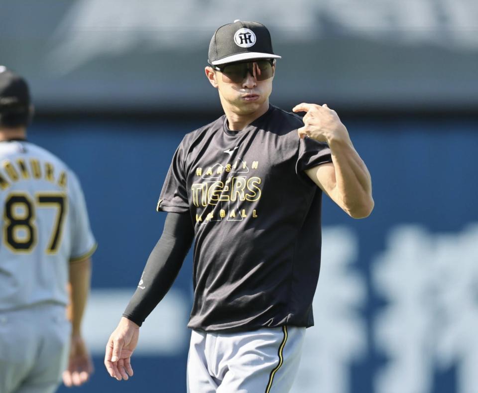 　ウオーミングアップする熊谷（撮影・田中太一）