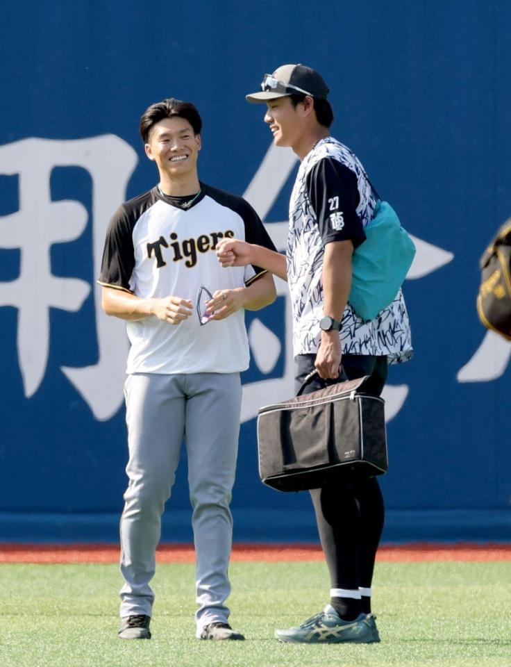 　藤浪と話す湯浅（撮影・西岡正）