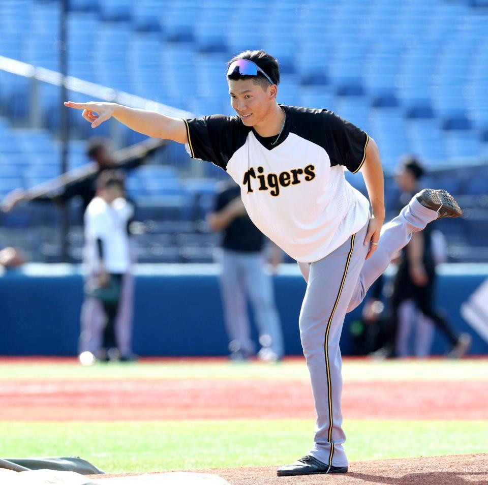 　マウンドを確認する湯浅（撮影・西岡正）