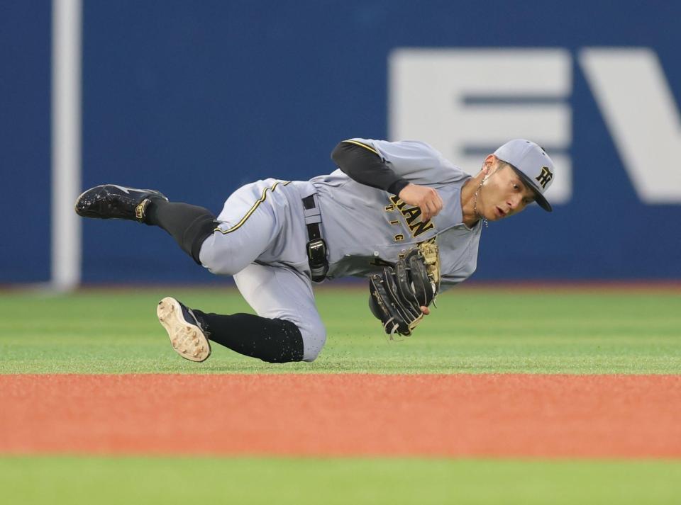 　２回、オースティンの打球を好捕した熊谷＝２７日