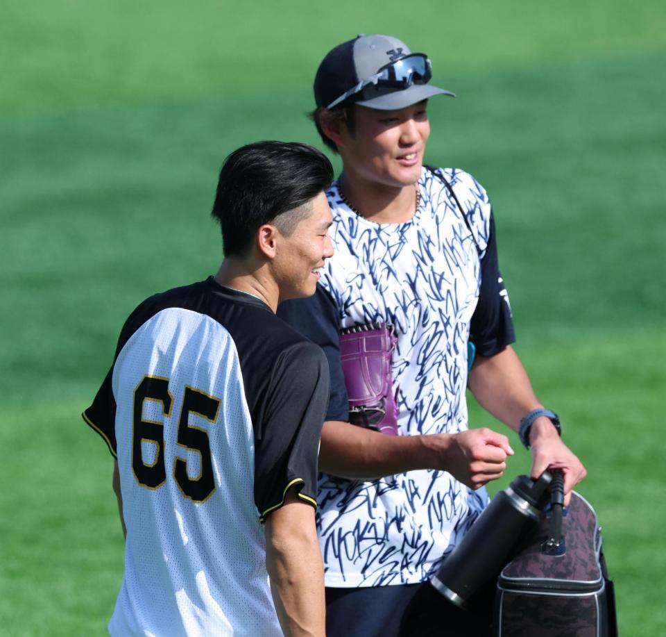 　言葉を交わす藤浪（右）と湯浅（撮影・金田祐二）