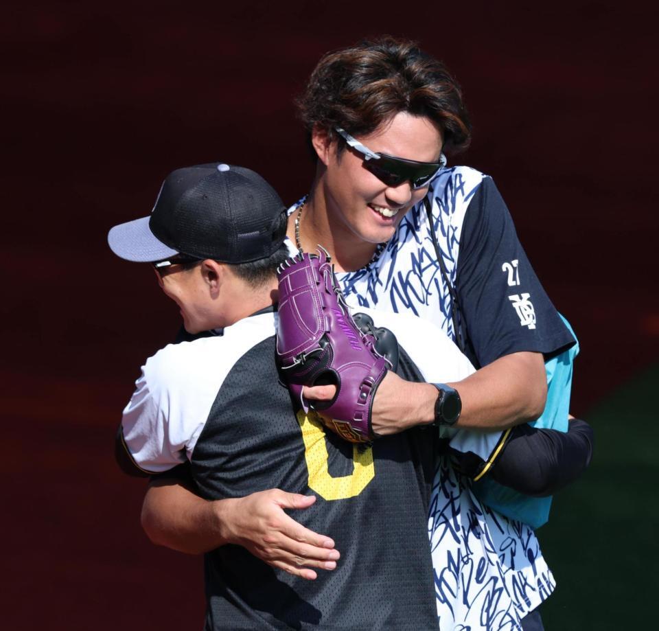 　抱き合う藤浪（右）と木浪（撮影・金田祐二）