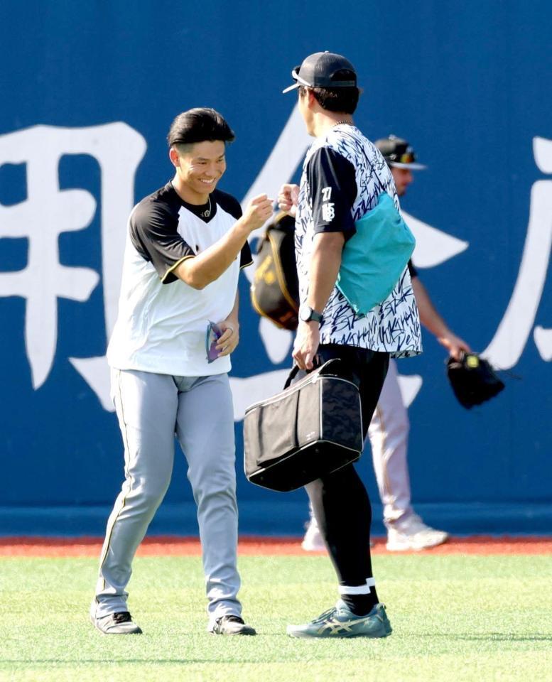 　藤浪（右）とグータッチする湯浅（撮影・西岡正）