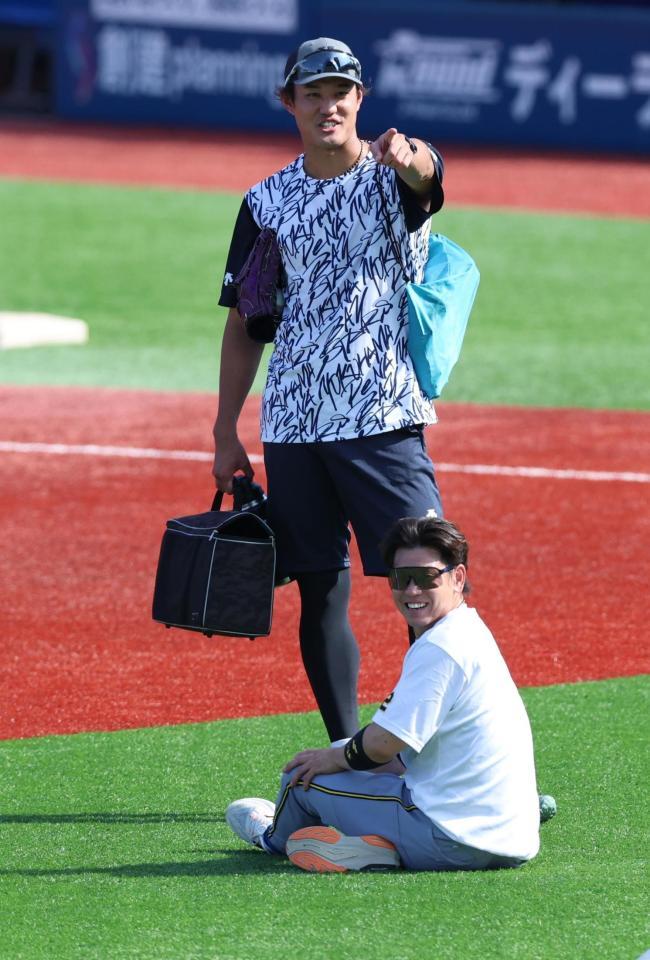 　談笑する藤浪と梅野（撮影・金田祐二）