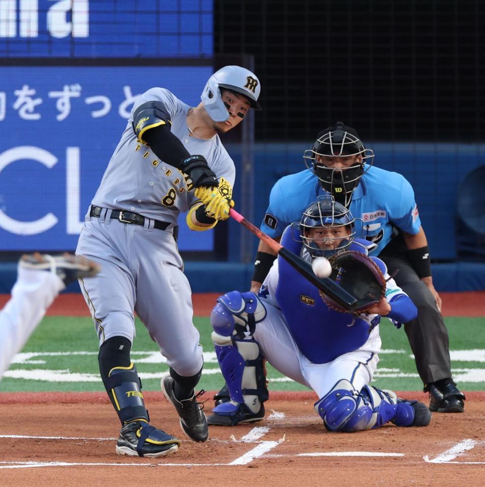 　１回、右中間に先制２ランを放つ佐藤輝（撮影・金田祐二）