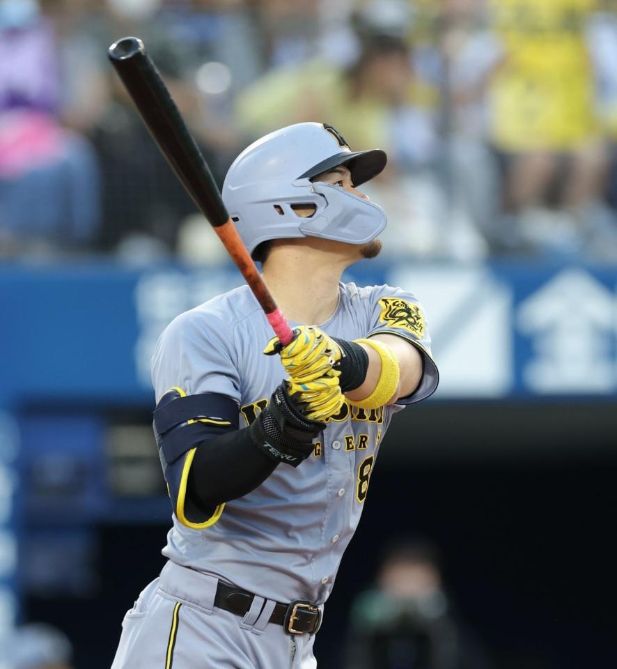 　１回、右越えに先制２ランを放つ佐藤輝（撮影・西岡正）