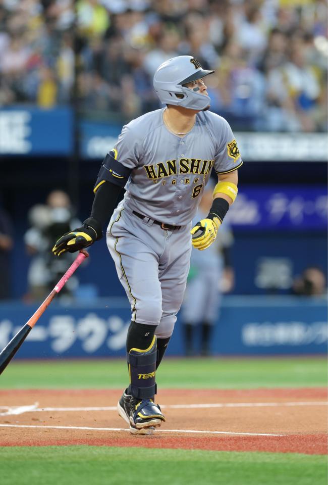 　１回、右越えに先制２ランを放つ佐藤輝（撮影・西岡正）