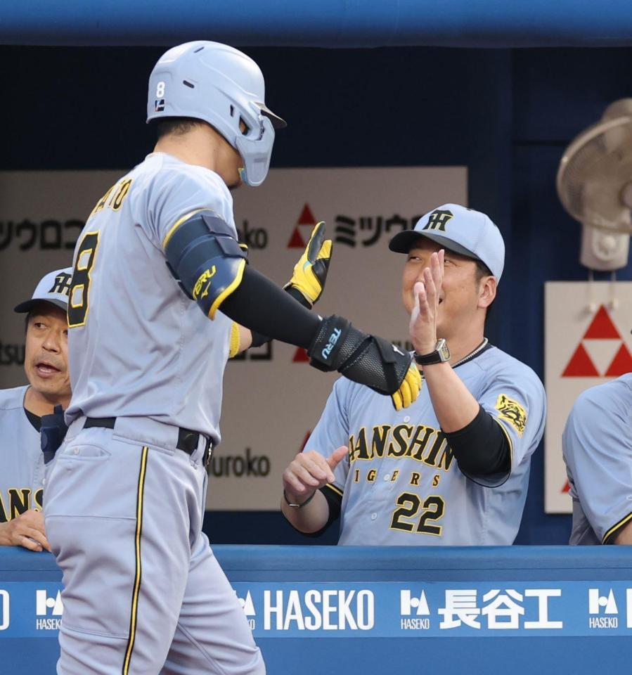 　１回、先制２ランを放った佐藤輝（左）を祝福する藤川監督（撮影・西岡正）