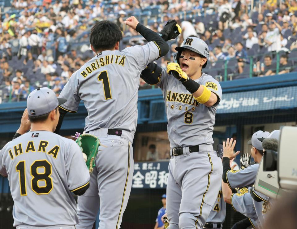 　１回、２ランを放った佐藤輝は森下とタッチを交わす（撮影・田中太一）