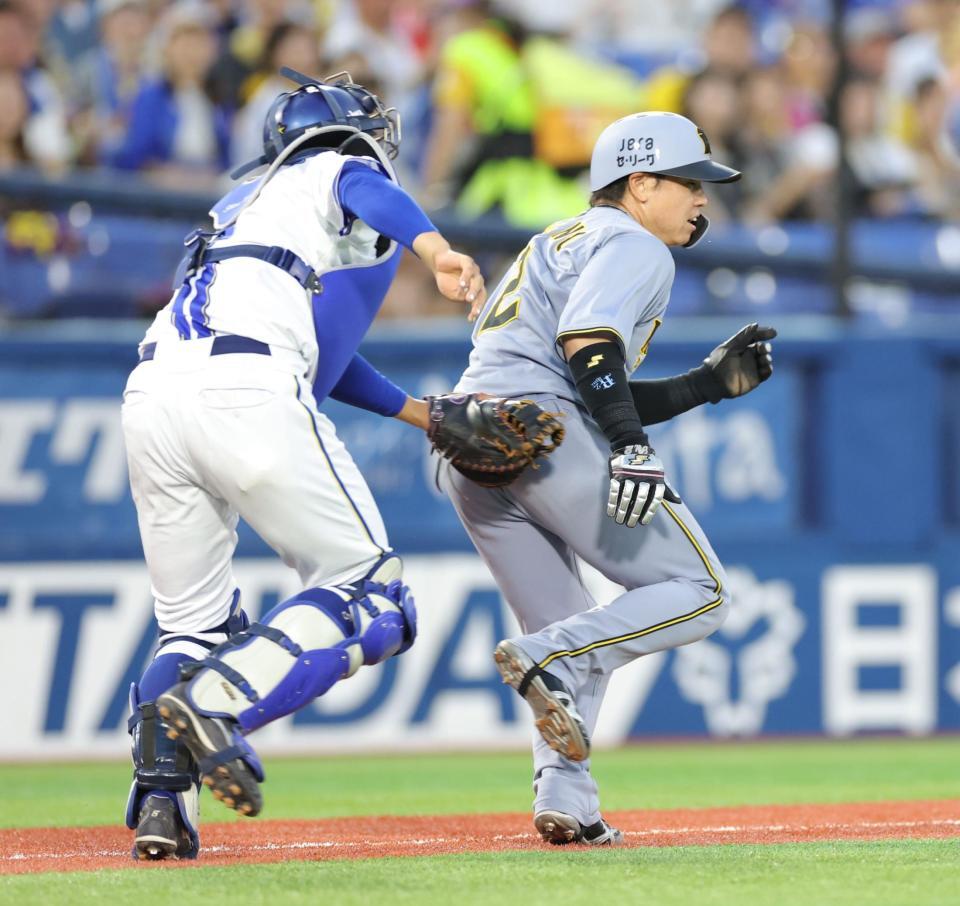 　２回、伊原のスクイズ失敗で松尾（左）にタッチされる梅野（撮影・西岡正）