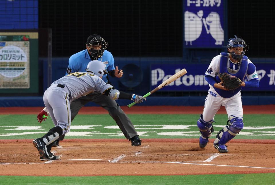 　２回、スクイズを外される伊原（撮影・金田祐二）