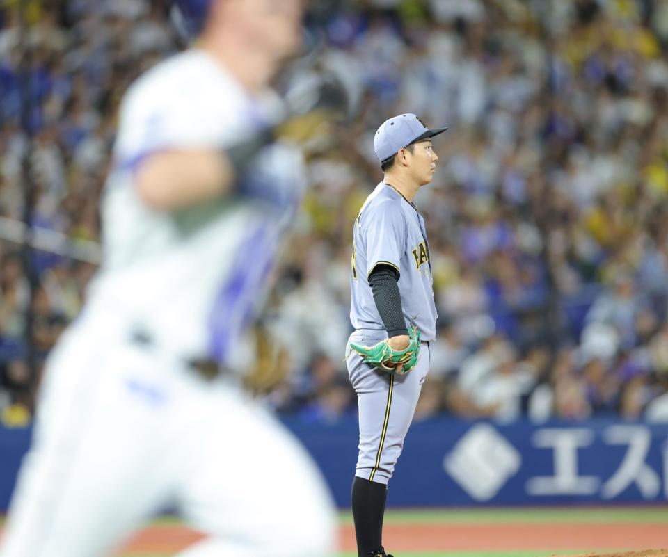 　４回、オースティンに勝ち越しソロを浴び、ぼう然とする伊原（撮影・西岡正）