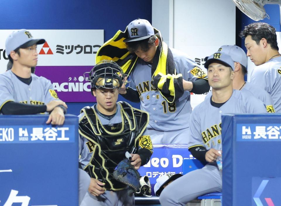 　５回で降板となり、肩を落として引き揚げる伊原（中央）＝撮影・西岡正