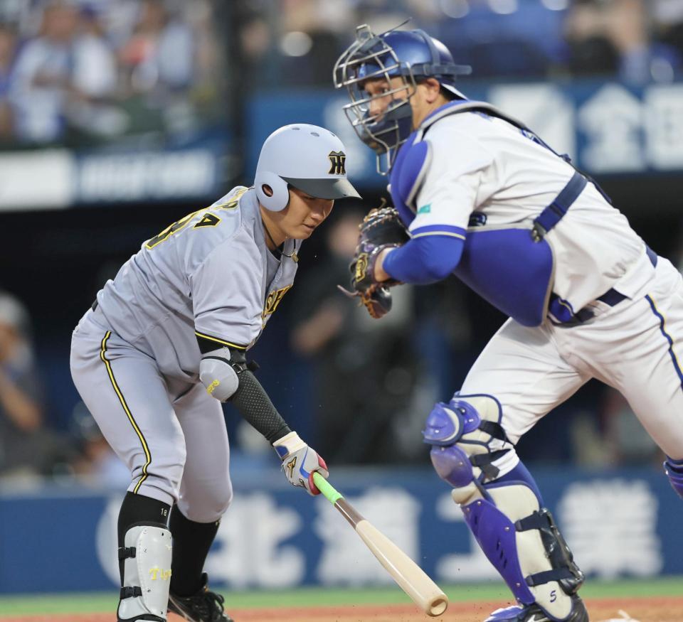 　２回、スクイズを試みるも空振りする伊原（撮影・田中太一）