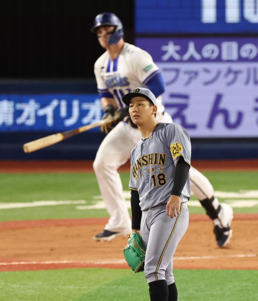 　４回、オースティンに勝ち越しソロを浴びる伊原（撮影・金田祐二）