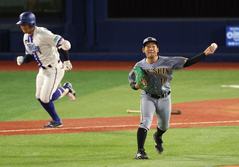 　５回、桑原の送りバントを二塁へ送球し進塁を阻止する伊原（撮影・金田祐二）