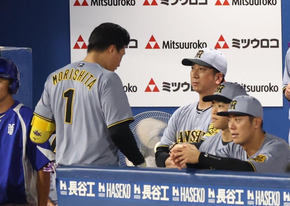 　ベンチで厳しい表情の藤川監督（撮影・金田祐二）