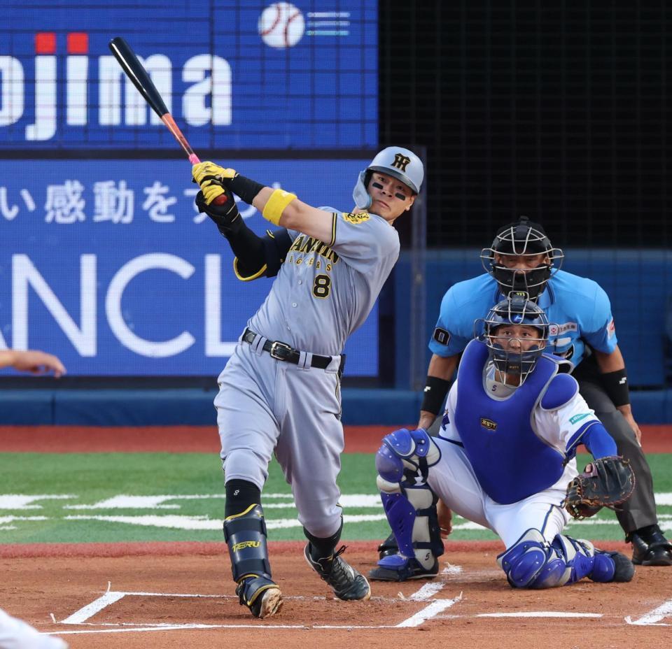 　１回、右中間に先制２ランを放つ佐藤輝（撮影・金田祐二）