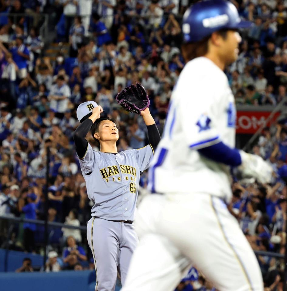 　６回、知野（手前）に２ランを許す湯浅（撮影・田中太一）