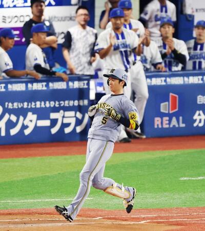 　９回、近本が一ゴロに倒れゲームセット（撮影・金田祐二）