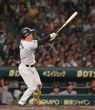 　８回、ソロを放つ森下（撮影・西田忠信）