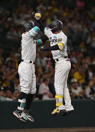 　８回、ソロを放ち佐藤輝（左）と喜ぶ森下（撮影・西田忠信）