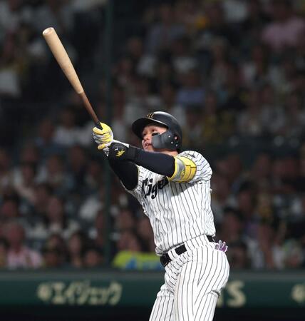 　８回、ソロを放つ森下（撮影・北村雅宏）