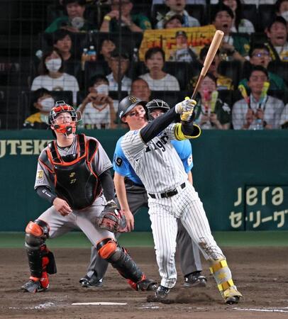 　８回、左翼スタンドへソロを放つ森下（撮影・立川洋一郎）