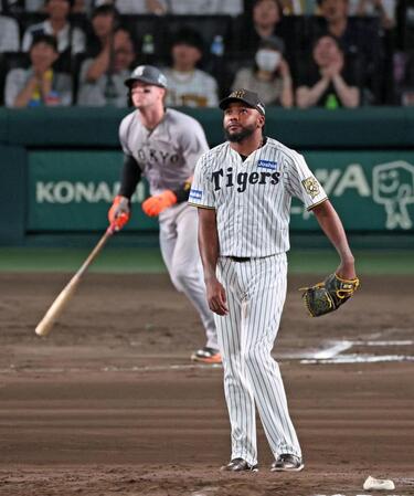 　６回、キャベッジに走者一掃の適時二塁打を打たれるドリス（撮影・立川洋一郎）