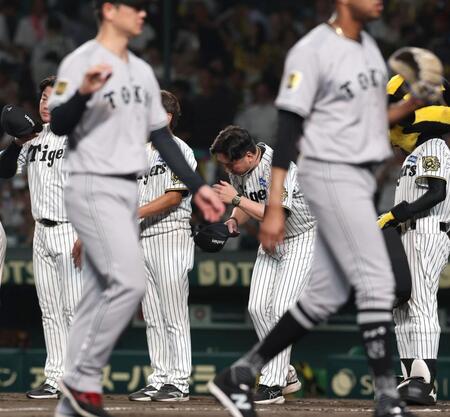 　巨人に敗れ、ファンにあいさつする藤川監督（中央）＝撮影・北村雅宏