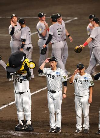 　巨人に敗れ、ファンにあいさつする藤川監督（中央）＝撮影・山口登