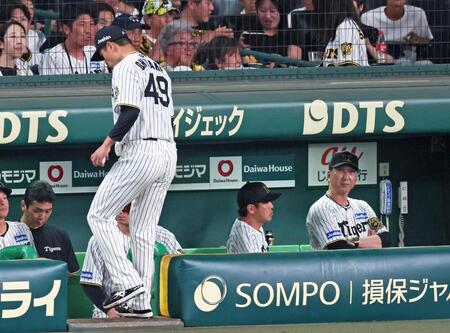 　６回、満塁にしたところでベンチへ下がる大竹。右端は藤川監督（撮影・立川洋一郎）